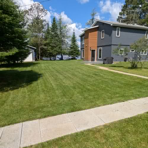 Acogedora hoguera al aire libre en Smile Awhile en Eagle River, Wisconsin, perfecta para asar malvaviscos en familia y disfrutar de las noches estrelladas en los bosques del norte.