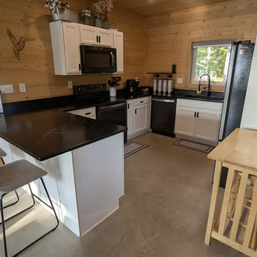 Iluminación empotrada y modernos armarios en nuestra cocina totalmente equipada, creando un espacio luminoso y acogedor para cocinar en la casa del lago.