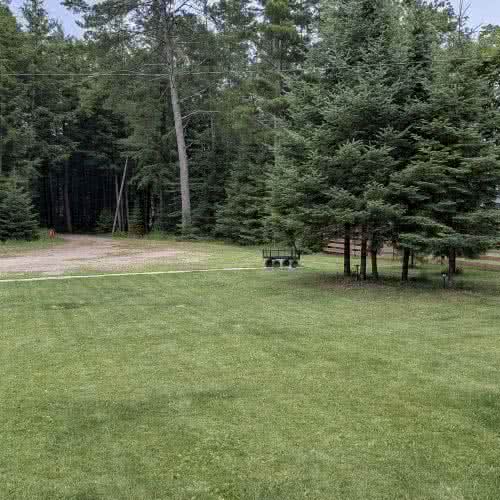 Smile Awhile, en Eagle River, Wisconsin, cuenta con un amplio aparcamiento gratuito en sus instalaciones, con espacio suficiente para remolques de barcos, transportadores de motos de nieve y varios veh&iacute;culos.