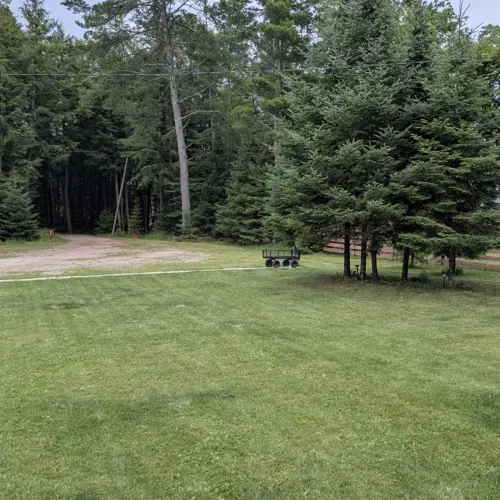 Smile Awhile, en Eagle River, Wisconsin, cuenta con un amplio aparcamiento gratuito en sus instalaciones, con espacio suficiente para remolques de barcos, transportadores de motos de nieve y varios vehículos.