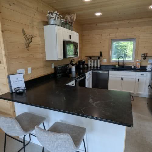 En Smile Awhile, en Eagle River, encontrar&aacute; amplias encimeras de granito y un fregadero moderno que ofrecen mucho espacio para preparar grandes comidas familiares.