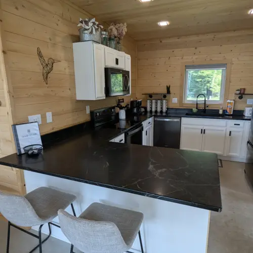 En Smile Awhile, en Eagle River, encontrará amplias encimeras de granito y un fregadero moderno que ofrecen mucho espacio para preparar grandes comidas familiares.