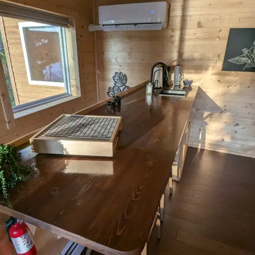 Nuestra casa a orillas del lago cuenta con un moderno sistema de calefacción y aire acondicionado que proporciona un clima confortable durante todas las estaciones del año en Wisconsin.