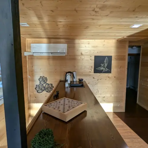 En Smile Awhile, la conexión Wi-Fi de alta velocidad y el espacio de trabajo exclusivo garantizan una conexión fiable para trabajar a distancia o ver contenido en streaming en la región de Northwoods.