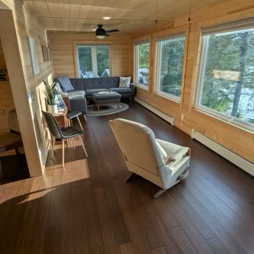 Nuestra propiedad de alquiler en Eagle River cuenta con una amplia entrada privada con espacio suficiente para varios veh&iacute;culos, remolques para barcos y transportadores de motos de nieve.