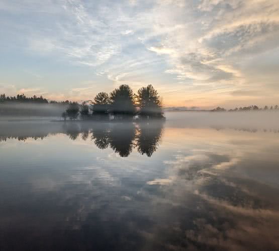 Nuestra propiedad de alquiler frente al lago est&aacute; completamente cercada, lo que proporciona un entorno seguro y privado para que los ni&ntilde;os jueguen y los hu&eacute;spedes se relajen en la naturaleza.