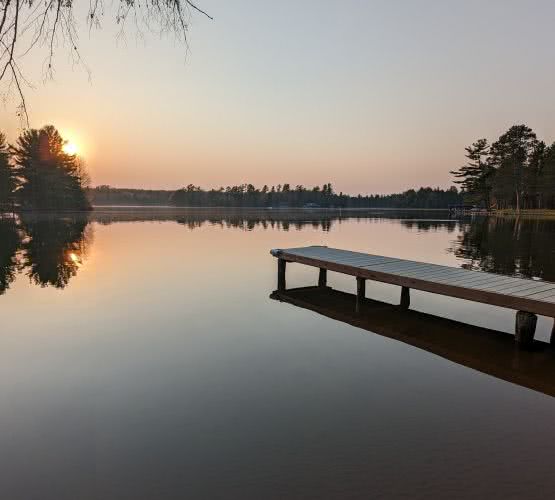 Nuestra propiedad de alquiler frente al lago est&aacute; completamente cercada, lo que proporciona un entorno seguro y privado para que los ni&ntilde;os jueguen y los hu&eacute;spedes se relajen en la naturaleza.