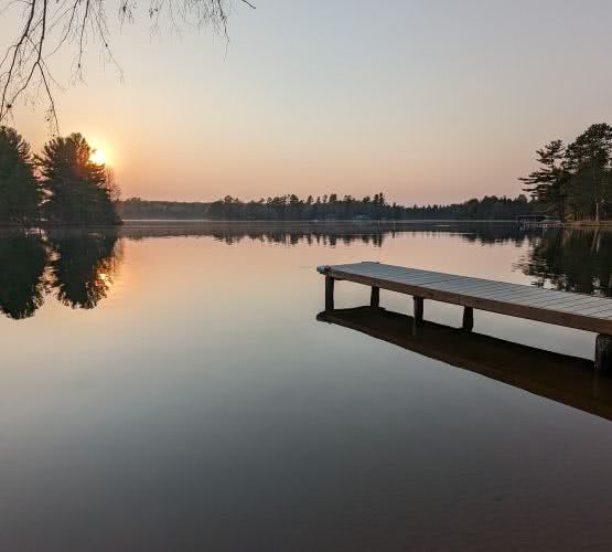 Nuestra propiedad de alquiler frente al lago est&aacute; completamente cercada, lo que proporciona un entorno seguro y privado para que los ni&ntilde;os jueguen y los hu&eacute;spedes se relajen en la naturaleza.