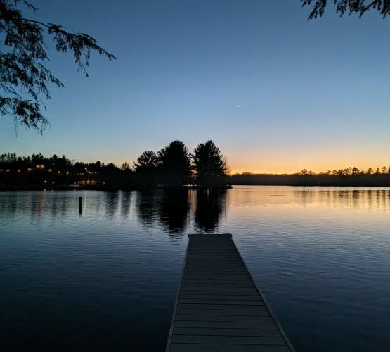 Nuestra propiedad de alquiler frente al lago est&aacute; completamente cercada, lo que proporciona un entorno seguro y privado para que los ni&ntilde;os jueguen y los hu&eacute;spedes se relajen en la naturaleza.