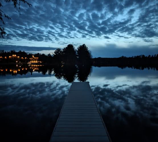 Nuestra propiedad de alquiler frente al lago est&aacute; completamente cercada, lo que proporciona un entorno seguro y privado para que los ni&ntilde;os jueguen y los hu&eacute;spedes se relajen en la naturaleza.
